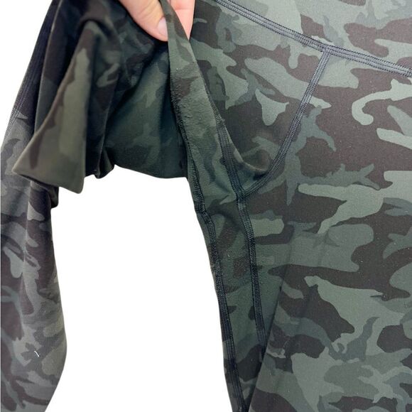 Lululemon "WUNDER UNDER CROP" Black DENIM Camo Mid Rise size 6 - Picture 9 of 15